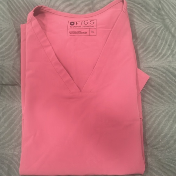 Figs mauve two pocket scrub top. Excellent condition. - Picture 9 of 9